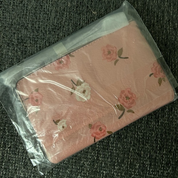 SALE!!! NWT Coach RARE peony petal floral wristlet!! - Picture 5 of 5